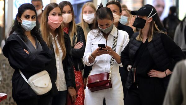 Девушки в масках во время открытия магазина после облегчения карантинных мер во Франции  - Sputnik Грузия