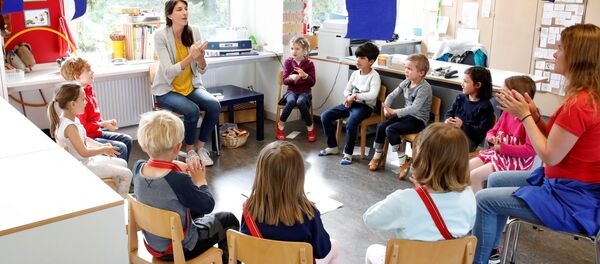 Дети в детском саду после облегчения карантинных мер в Швейцарии  - Sputnik Грузия