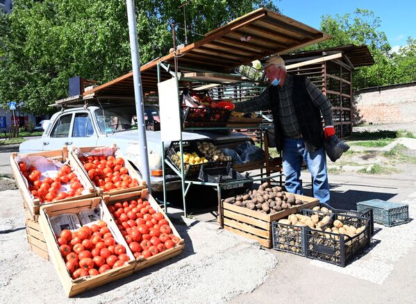 Появились на улицах и торговцы фруктами и овощами - Sputnik Грузия