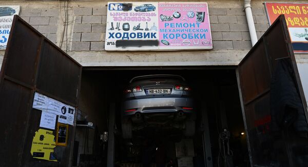Сейчас частные автомастерские снова открылись, и к ним сразу потянулся поток клиентов - Sputnik Грузия
