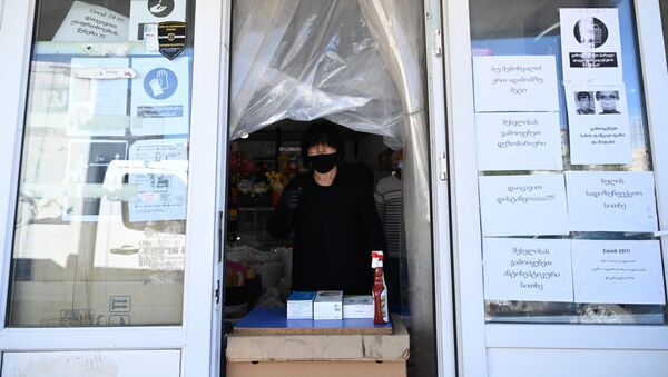 Мелкий бизнес отходит от ограничений. Торговля из окна средствами дезинфекции, масками и перчатками - Sputnik Грузия