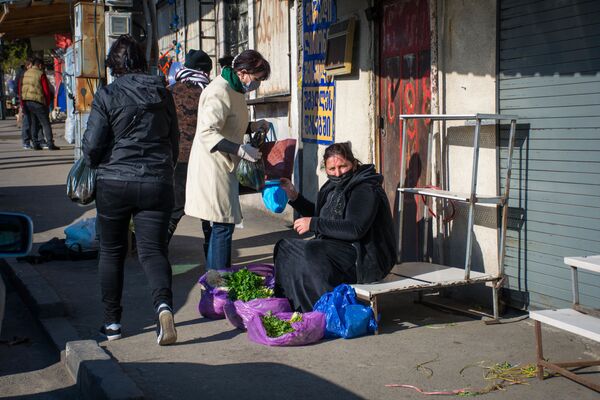 Появились торговцы зеленью и овощами на тбилисских улицах. Люди стремятся подзаработать, чтобы восполнить бреши в бюджете за время пребывания дома в самоизоляции - Sputnik Грузия