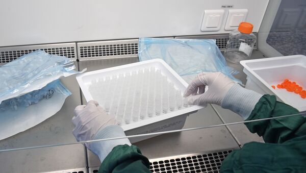 Колбы с реагентами для экспресс-тестов на коронавирус в лаборатории  - Sputnik Грузия