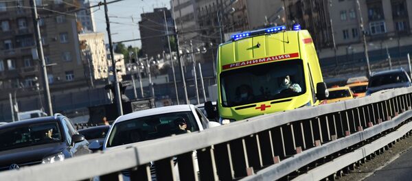 Машина скорой помощи едет по дороге в Москве - Sputnik Грузия