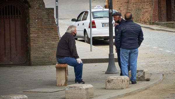 Пожилые мужчины на улице обсуждают последние новости - Sputnik Грузия