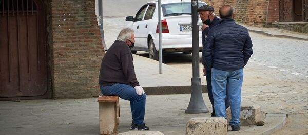 Пожилые мужчины на улице обсуждают последние новости - Sputnik Грузия