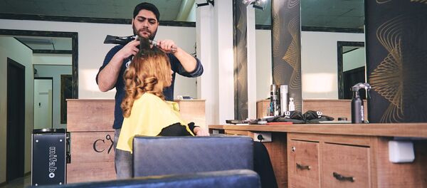 Девушка в салоне красоты - Sputnik Грузия