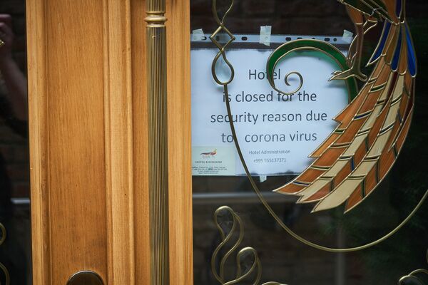 На дверях некоторых из закрытых отелей и ресторанов размещены таблички, сразу объясняющие причину - это пандемия коронавируса - Sputnik Грузия