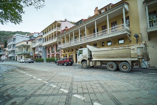 На парковке в центре старого города, где раньше не было мест, теперь стоит строительная техника. Несмотря на кризис, продолжается строительство крупного отеля - Sputnik Грузия