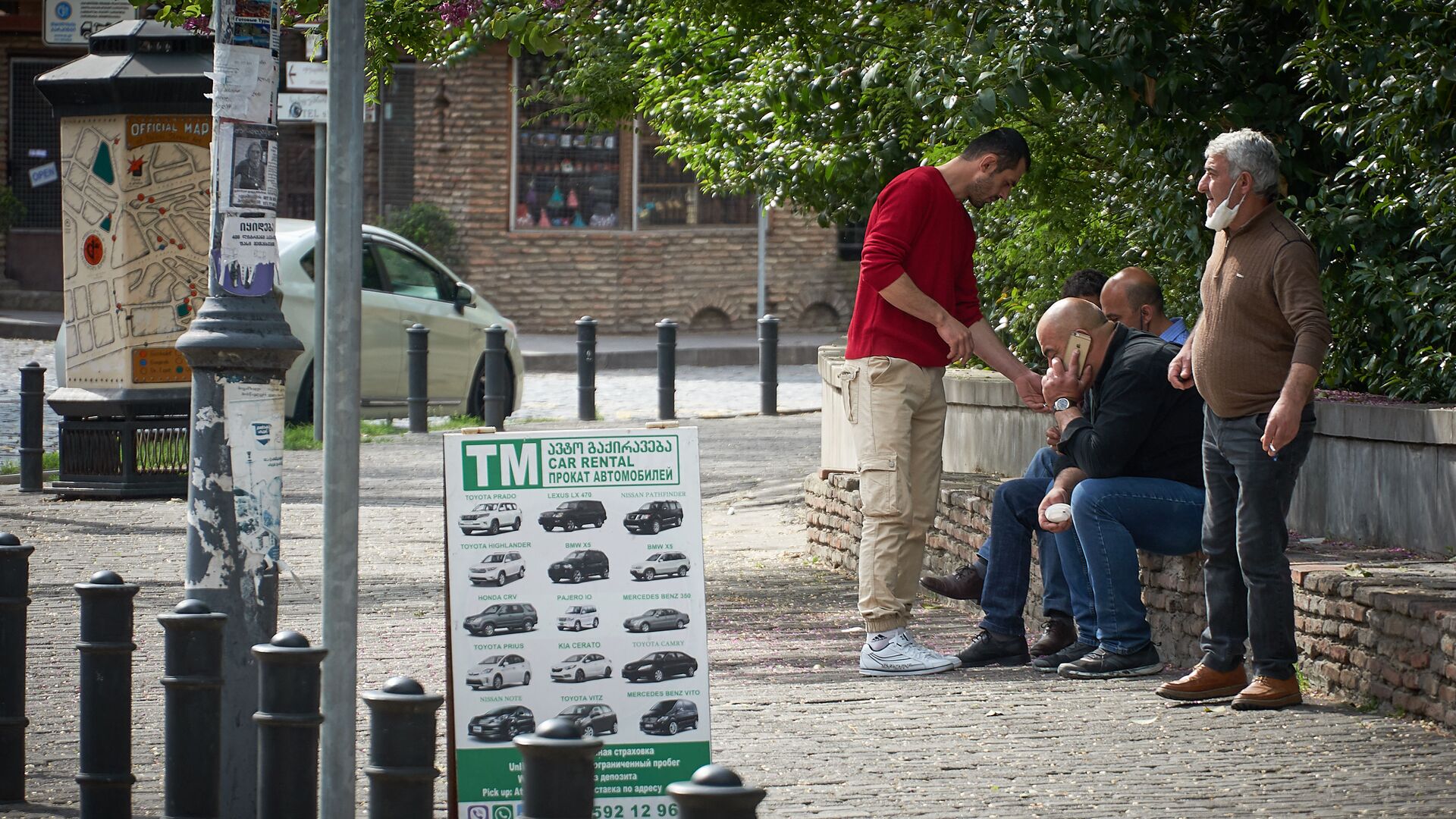Пожилые мужчины обсуждают насущные проблемы на улице Котэ Апхази в центре Тбилиси - Sputnik Грузия, 1920, 28.07.2022