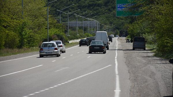 Загородняя автотрасса. Автомобили едут по дороге в дневное время суток - Sputnik Грузия