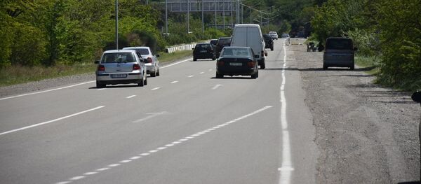 Загородняя автотрасса. Автомобили едут по дороге в дневное время суток - Sputnik Грузия