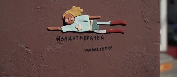 Супергерои среди нас: стрит-арт в Санкт-Петербурге в поддержку врачей - видео - Sputnik Грузия