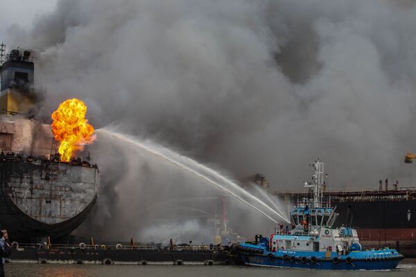 По данным береговой и морской охраны Министерства транспорта Индонезии, пожар на танкере возник в результате взрыва, когда судно собиралось швартоваться в порту. Пламя не удавалось потушить долгое время, так как загорелась нефть, находившаяся на нем


 - Sputnik Грузия