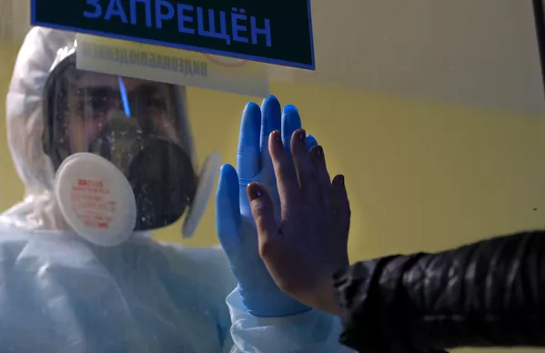 Медицинский работник в стационаре для больных COVID-19 в Тверской областной клинической больнице Медицинский работник в стационаре для больных COVID-19 в Тверской областной клинической больнице - Sputnik Грузия