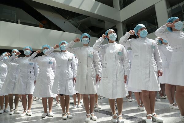 В 2003 году китайские власти ввели новый ежегодный праздник -Международный день медицинской сестры - отдавая тем самым дань уважения медсестрам. В стране их называют Ангелами в белом - Sputnik Грузия