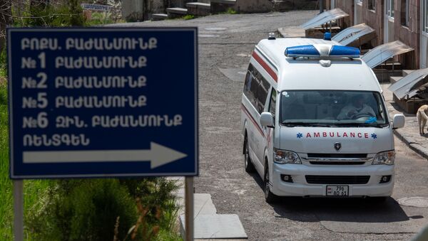 Автомобиль скорой помощи на территории инфекционной больницы Норк - Sputnik Грузия