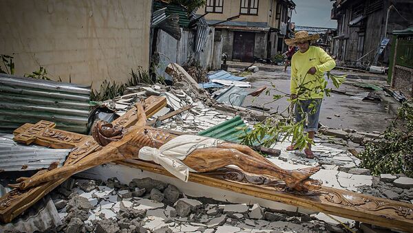 Местный житель на улице после тайфуна Вонгфонг, обрушившегося на центральную часть Филиппин - Sputnik Грузия