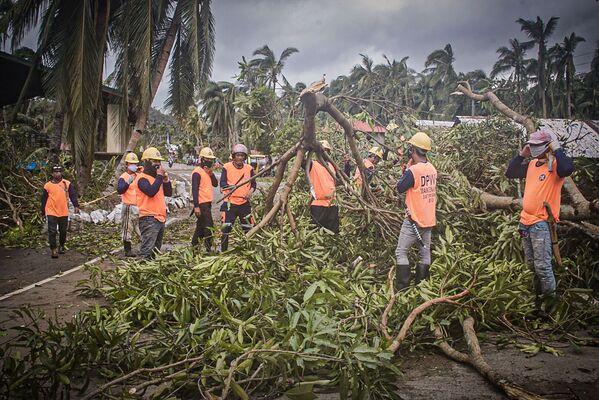 Рабочие во время устранения последствий тайфуна Вонгфонг, обрушившегося на центральную часть Филиппин - Sputnik Грузия