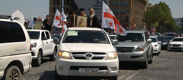 ოჯახის სიწმინდის დღეს სასულიერო პირებმა თბილისს მანქანებით შემოუარეს - ვიდეო - Sputnik საქართველო