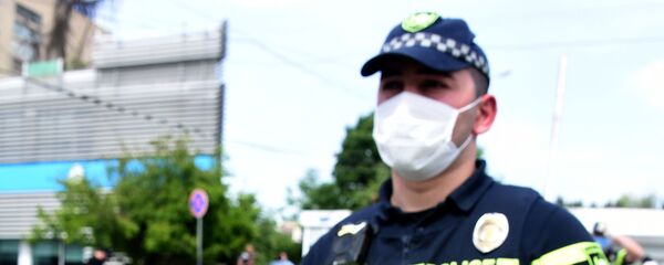 Сотрудник полиции и пожарные-спасатели на месте чрезвычайного происшествия - Sputnik Грузия