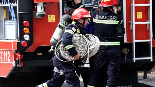 Пожарные-спасатели 112 на месте чрезвычайного происшествия - Sputnik Грузия