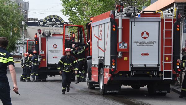 Пожарные-спасатели 112 на месте чрезвычайного происшествия - Sputnik Грузия