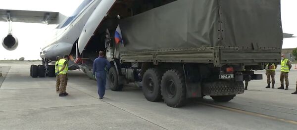 Как российские специалисты возвращаются на родину из Италии - видео - Sputnik Грузия