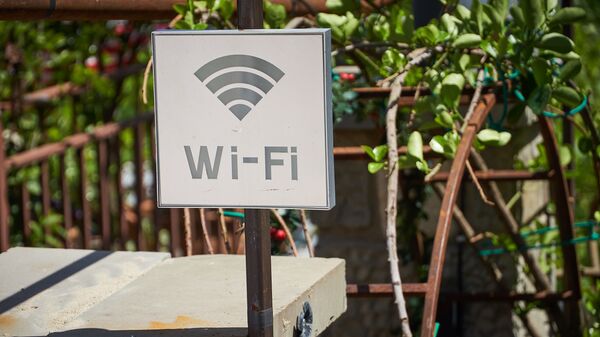 Бесплатный WiFI - знак у входа в кафе - Sputnik Грузия