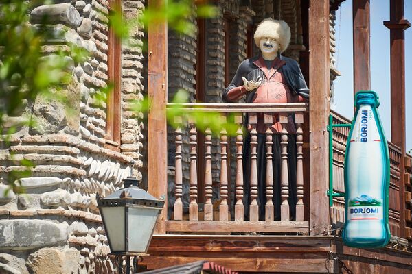 Вдруг обращаешь внимание на балкончик одного из старых домов, в котором расположены сувенирные магазины, тоже закрытые. Стоящая там фигура грузина в национальном костюме слово приветствует гостей города - Sputnik Грузия