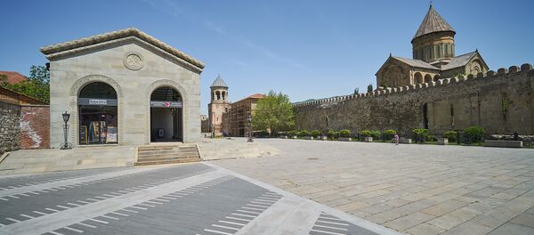 Пустая безлюдная площадь перед центральным входом на территорию храма Светицховаели. Опустевший Мцхета - Sputnik Грузия