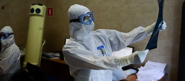 Медик с рентгеном (МРТ) легких, фото из архива Медик с рентгеном (МРТ) легких, фото из архива - Sputnik Грузия