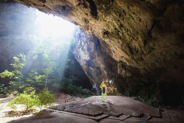 Пещера Прайя-Након в Таиланде - является священным местом. Жители страны всегда почитали своих монархов как полубожественных особ. А потому пещера, где короли Чулалонгкорн и Прачадипок во время своего правления оставили подписи, считается одним из самых популярных мест паломничества - Sputnik Грузия