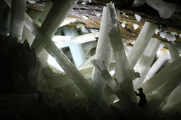 Пещера кристаллов в Мексике была обнаружена в 2000 году братьями-шахтёрами Санчес, которые прокладывали новый тоннель для шахтового комплекса. Из полости, расположенной на глубине в 300 метров, постепенно была откачана вода, а в 2006 году был запущен проект, цель которого - оградить этот уникальный природный объект от вредного воздействия окружающей среды - Sputnik Грузия