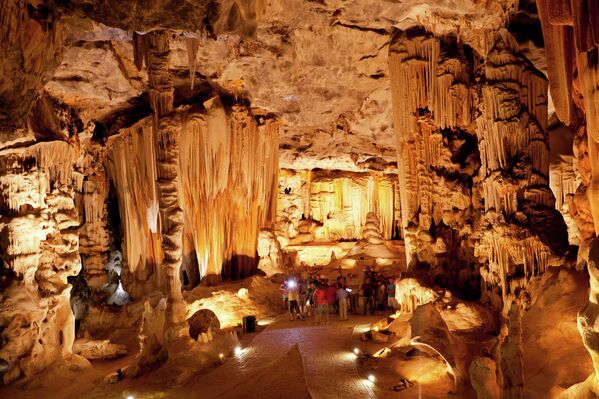 Пещеры Канго глобально контрастируют со всей окружающей их природой. Располагаются они на плато под названием Кару, оно довольно засушливое и потому суровое. Эти пещеры вошли в десятку наиболее интересных, а также посещаемых мест в Южной Африке - Sputnik Грузия
