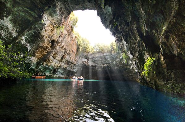 Остров Кефалония в Греции пользуется большой популярностью, здесь великолепная природа, много архитектурных и культурных памятников, также есть множество разнообразных пещер, но пожалуй самой интересной и живописной среди них является пещера Мелиссани с огромной дырой в потолке, через которую проникает яркий свет, освещая чистейшее пещерное озеро Мелиссани - Sputnik Грузия