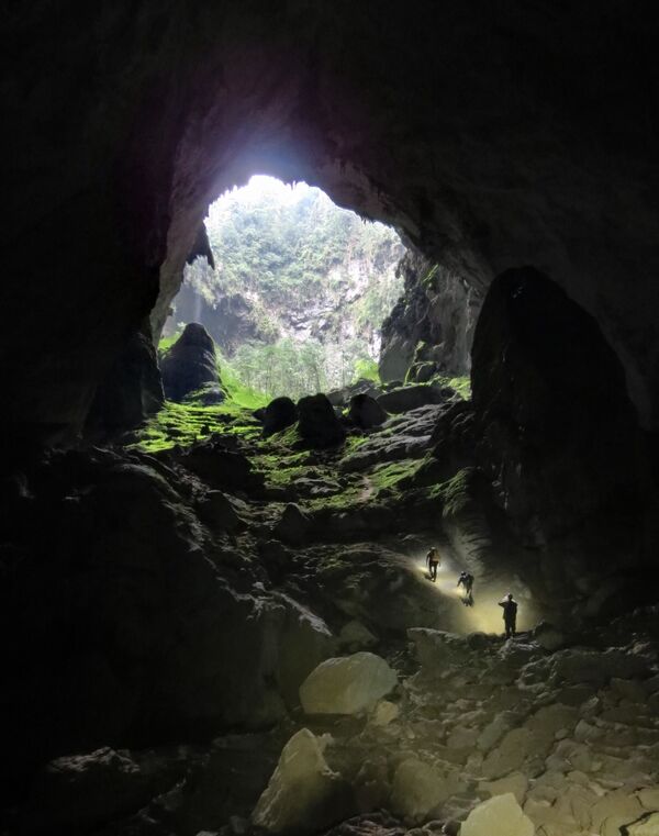 Пещера Шондон - удивительная природная достопримечательность, которая была обнаружена совсем недавно. Располагается она в Центральном Вьетнаме на территории национального парка Фонгня-Кебанг. По данным, которые есть на сегодняшний день, объем пещеры внутри достигает 38,5 млн. кв. м - здесь запросто поместится здание высотой в 40 этажей - Sputnik Грузия