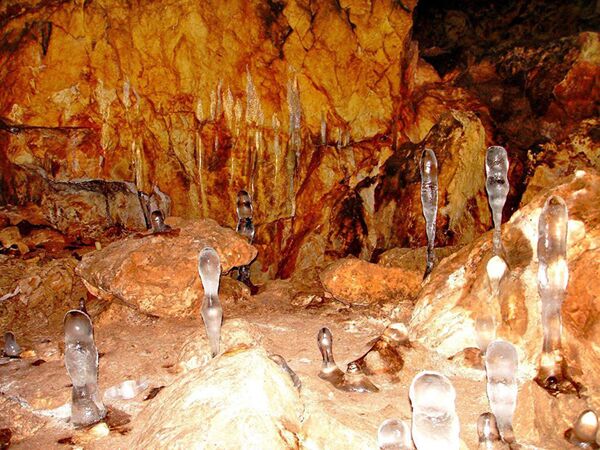 Кашкулакская пещера, или как еще ее называют пещера Черного Дьявола - карстовая пещера на территории России. Имеет три яруса, соединённых вертикальными колодцами глубиной около 20 метров. Глубина пещеры - 49 метров, общая протяжённость ходов - 820 метров - Sputnik Грузия
