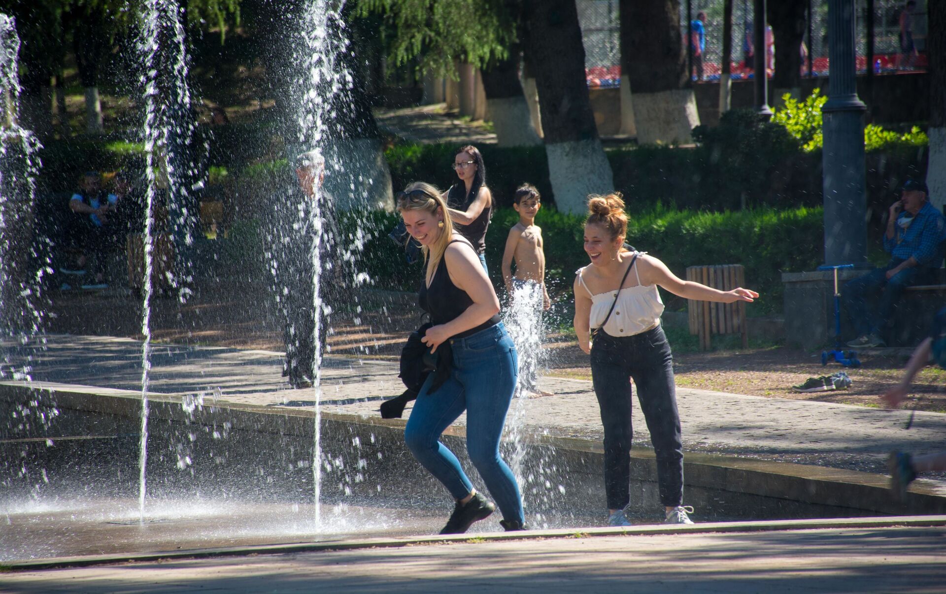 голые девочки гуляют по улице фото 77