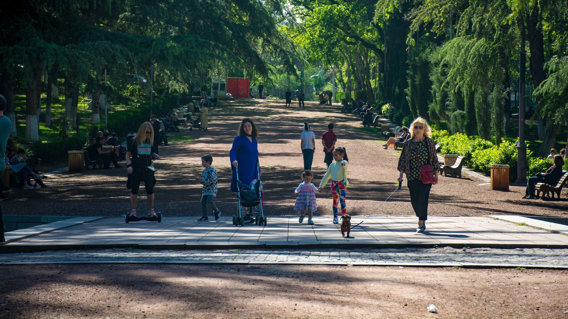 Весна в столице Грузии. Парк Ваке. Люди гуляют по дорожкам в хорошую погоду - Sputnik Грузия, 1920, 26.07.2021