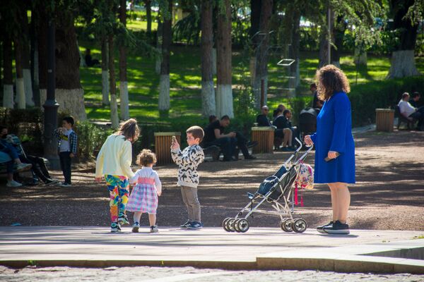 Мамы, как и прежде,  гуляют с малышами по дорожкам парков - Sputnik Грузия