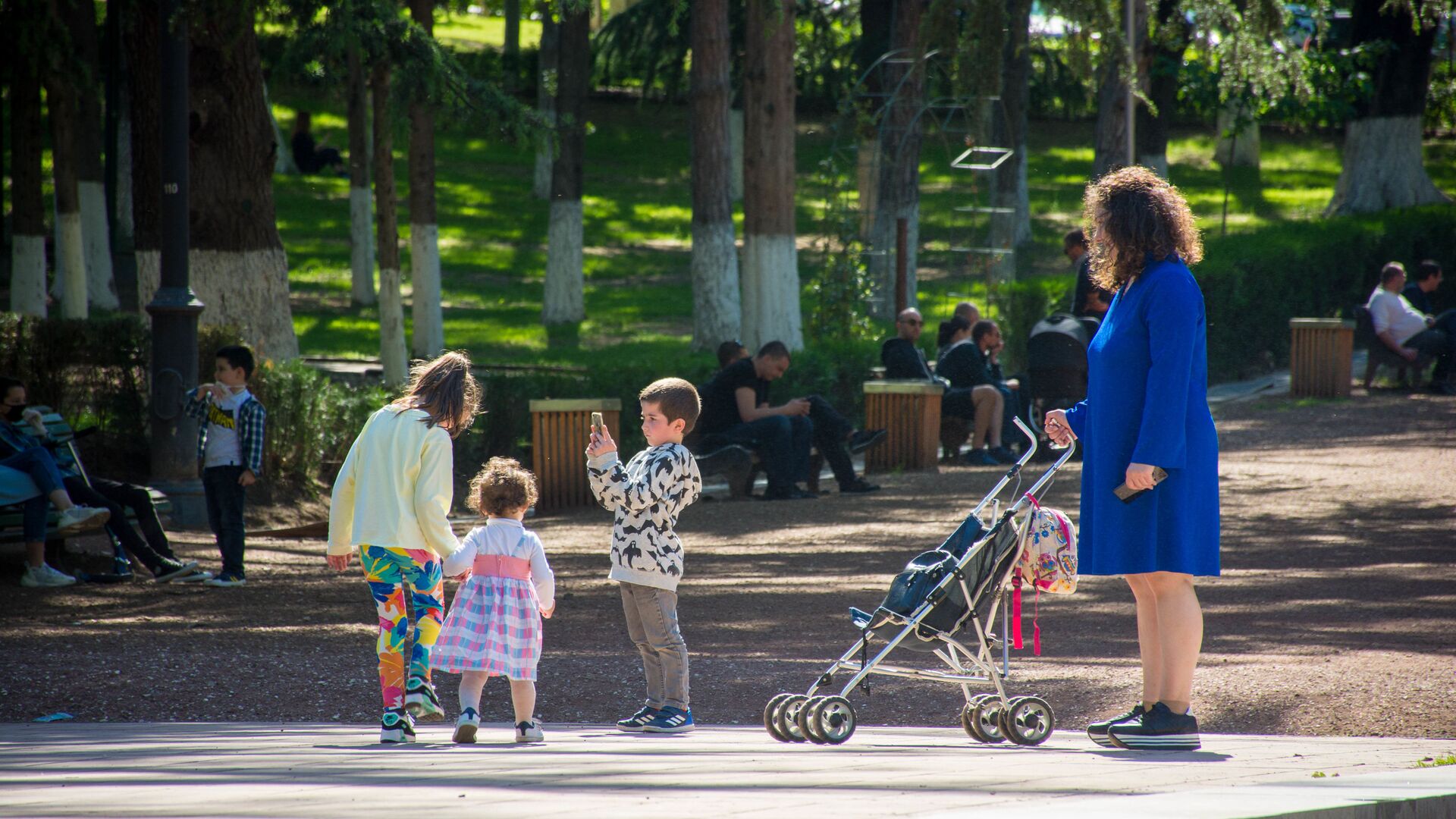 Весна в столице Грузии. Парк Ваке. Мама с детьми гуляет у фонтана - Sputnik Грузия, 1920, 09.12.2022