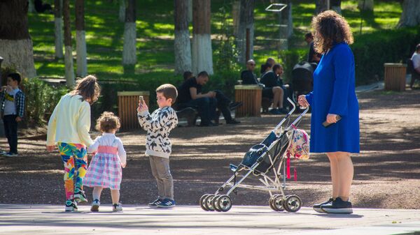 Весна в столице Грузии. Парк Ваке. Мама с детьми гуляет у фонтана - Sputnik Грузия