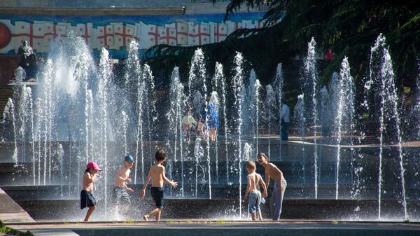 Весна в столице Грузии. Парк Ваке. Дети купаются в фонтане - Sputnik Грузия