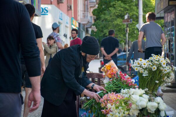 В теплые дни весны цветов на улицах города продается много. Продают их в основном женщины и даже преклонного возраста. Даже если они и боятся коронавируса, то все равно надо продолжать работать - Sputnik Грузия