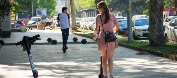 Весна в столице Грузии. Молодежь на электросамокатах - Sputnik Грузия