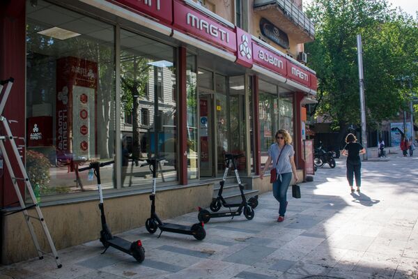 В связи с пандемией коронавируса электрические скутеры сотрудники мэрии обрабатывают дезинфицирующими средствами несколько раз в день, в соответствии с рекомендациями Всемирной организации здравоохранения - Sputnik Грузия