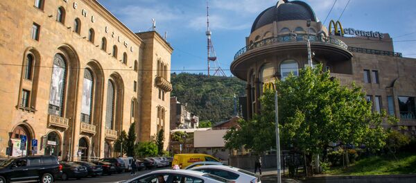 Весна в столице Грузии. Город Тбилиси в солнечную погоду - вид на Дом кино, МакДоналдс и тбилисскую телевышку Весна в столице Грузии. Город Тбилиси в солнечную погоду - вид на Дом кино, МакДоналдс и тбилисскую телевышку - Sputnik Грузия