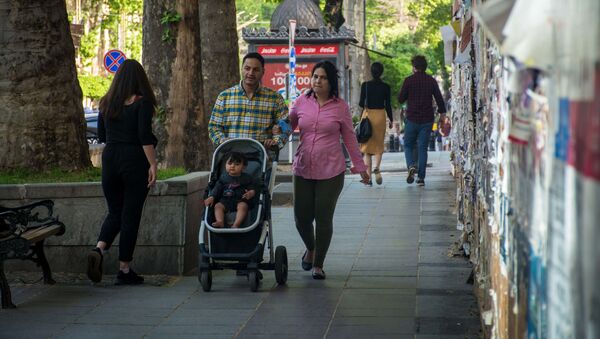 Весна в столице Грузии. Родители с ребенком идут по улице - Sputnik Грузия