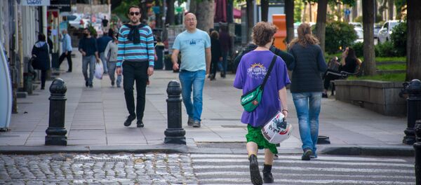 Весна в столице Грузии. Прохожие идут по проспекту Руставели - Sputnik Грузия